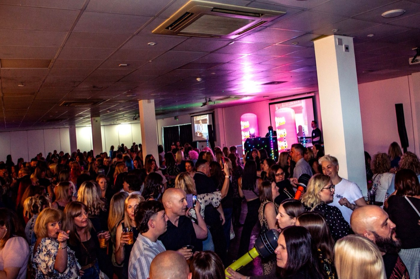 A full daytime dancefloor